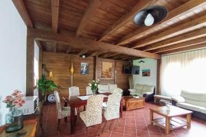 sala de estar con mesa de comedor y sillas en Hotel Rural La Covacha, en Losar de la Vera