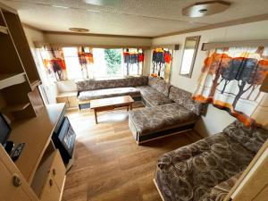 SummerCamp Domki Holenderskie Centrum Mielno 200m do Morza的电视和/或娱乐中心