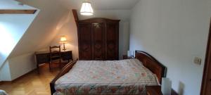 Un pat sau paturi într-o cameră la LA FERME DES PERLES NOIRES