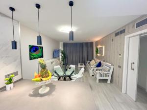 a living room with a table and chairs at Mediterranea Loft New in La Pineda