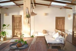 - un salon avec un canapé et une table dans l'établissement Casa Costa Salvaje, à El Gigante