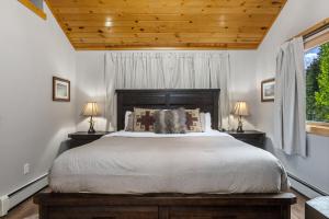 une chambre avec un grand lit et deux lampes dans l'établissement Bugle Pointe B13 by Estes Park Condos, à Estes Park