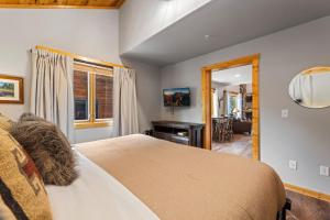 une chambre avec un lit et un salon dans l'établissement Bugle Pointe B13 by Estes Park Condos, à Estes Park