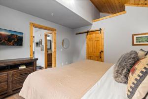 une chambre avec un lit et une armoire en bois dans l'établissement Bugle Pointe B13 by Estes Park Condos, à Estes Park