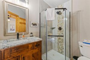 une salle de bain avec douche et lavabo dans l'établissement Bugle Pointe B13 by Estes Park Condos, à Estes Park 15 autres photos