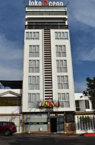 伊洛的住宿－InkaOcean Hotel，一座白色的大建筑,上面有标志