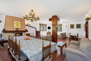sala de estar con mesa y chimenea en La Casita de Rufo, en Granada