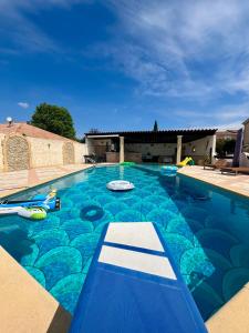 Bazén v ubytování Villa Victoire au coeur de la Provence nebo v jeho okolí