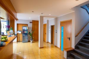 un corridoio con scala in una casa di Hotel Diana a Lido di Jesolo