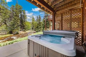 une baignoire jacuzzi dans une maison en bois dans l'établissement Bugle Pointe B12 by Estes Park Condos, à Estes Park