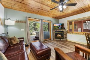un salon avec un canapé et une cheminée dans l'établissement Bugle Pointe B12 by Estes Park Condos, à Estes Park