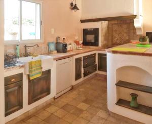 Η κουζίνα ή μικρή κουζίνα στο Maison de 2 chambres avec piscine partagee jardin clos et wifi a Aubignan