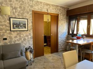 un salon avec une table et une salle à manger dans l'établissement Azzurra, à Custonaci 13 autres photos