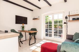 a kitchen and living room with a table and a couch at Inselkind in Munkmarsch