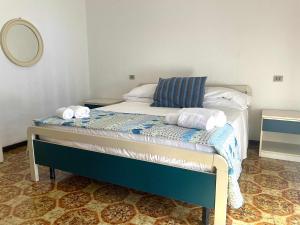 una camera da letto con un letto con asciugamani sopra di VILLETTA 8 - Premium Villas a Giulianova