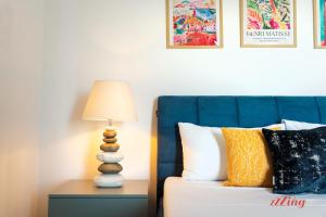 Giường trong phòng chung tại Elegance & Excitement Luxury Downtown Escape