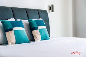 Giường trong phòng chung tại Elegance & Excitement Luxury Downtown Escape