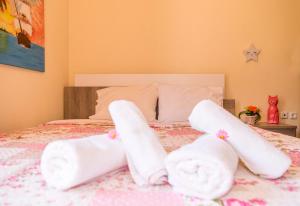 A bed or beds in a room at La luna house