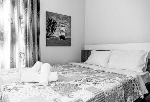 A bed or beds in a room at La luna house