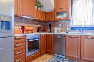 A kitchen or kitchenette at La luna house