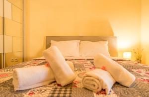 A bed or beds in a room at La luna house