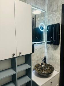 ein Badezimmer mit Waschbecken und Spiegel in der Unterkunft VeroDeLux in Şelimbăr