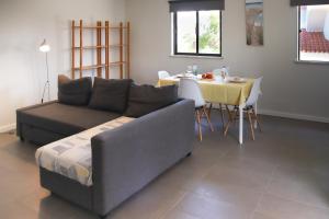 Casas da Praia في مانتا روتا: غرفة معيشة مع أريكة وطاولة