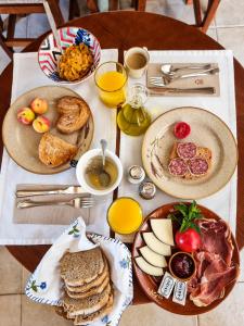 een tafel met borden met ontbijtproducten en -dranken bij Finca es Rafal, Agroturisme in Montuiri