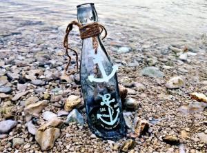 - une bouteille avec une corde sur une plage rocheuse dans l'établissement Mobile Home Nensi, à Biograd na Moru