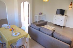 - un salon avec un canapé et une table dans l'établissement Casas da Praia, à Manta Rota
