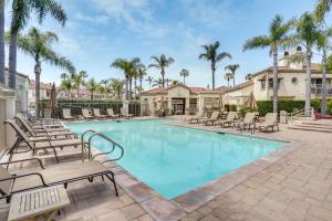 Bazén v ubytování Huntington Beach Condo with Pool Less Than 1 Mi to Pier! nebo v jeho okolí