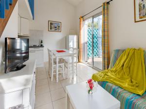 ein Wohnzimmer mit einem Sofa und einem Tisch in der Unterkunft Lagrange Vacances Le Scarlett et Les Soleillades in Palavas-les-Flots