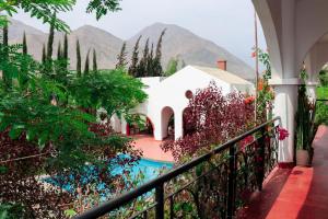 Casa Hotel Mamaluna في لوناهوانا: اطلالة على منزل فيه جبال في الخلفية