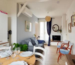 a living room with a couch and a table at Le Saint Lazare in Compiègne