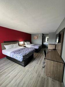 pokój hotelowy z 2 łóżkami i telewizorem z płaskim ekranem w obiekcie Econo lodge Kennett w mieście Kennett