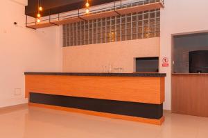 a bar in a room with a counter top at Hotel Presidencial in Chiclayo