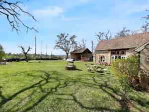 um quintal com uma casa e uma mesa de piquenique em Maison de 4 chambres avec jardin clos et wifi a Souvigny em Souvigny