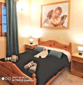 una camera con un letto e una foto di un bambino di 3 bedrooms villa with sea view private pool and enclosed garden at Iz Zebbug a Qala