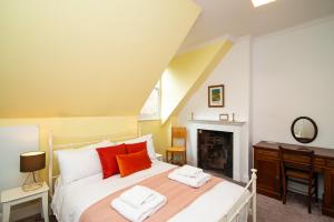 une chambre avec un lit avec deux serviettes dessus dans l'établissement 4 Bedroom Apartment in Central Matlock with River Views, à Matlock