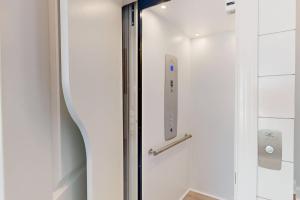 porta per la doccia in bagno di Docs Boardwalk a Kure Beach