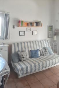 um sofá com almofadas na sala de estar em Maison de 2 chambres avec piscine partagee jardin clos et wifi a Eyguieres em Eyguières