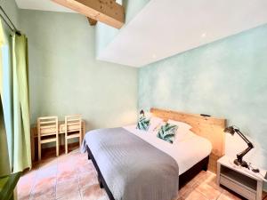 Postel nebo postele na pokoji v ubytování Logis Hôtel Restaurant Le Domaine de l'Eau Vive