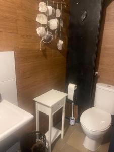 Łazienka z białą toaletą i umywalką w obiekcie Tififi jak na Włoskiej prowincji w Pobierowie