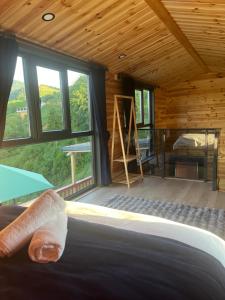 Seyr-i vadi bungalov في أرديسن: غرفة نوم في كابينة خشب مع نافذة كبيرة