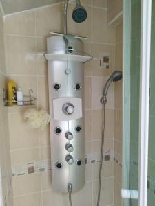 una ducha con cabezal de ducha en un baño en Bel appartement proche Saint Lary Soulan, en Vielle-Aure 32 fotos más