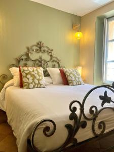 Colomba Hôtel Centre-Ville Historique客房内的一张或多张床位
