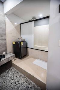 W pokoju znajduje się łazienka z czarną lodówką. w obiekcie Mándala Botero Medellín w mieście Medellín