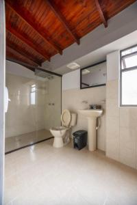 uma casa de banho com um WC, um chuveiro e um lavatório. em Mándala Botero Medellín em Medellín