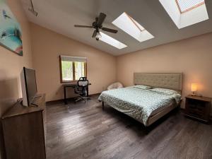 Schlafzimmer mit einem Bett und einer Decke mit Oberlichtern in der Unterkunft Home away on Lake Ontario in Youngstown