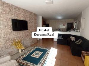 蒙加瓜的住宿－Hostel Dorama Real，带沙发和电视的客厅